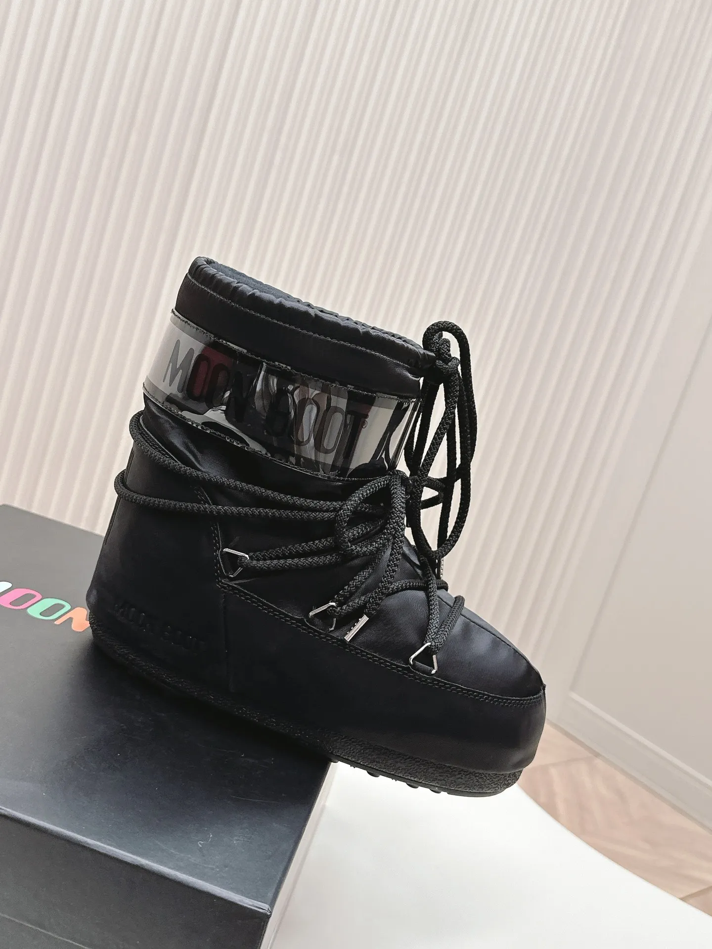 Men's shoes pP600! Fabric short boots Moon Boot 24ss The latest snow boots series for autumn and winter... Ugly snow short boots Forget UGG, fashionable people are wearing Moon Boot snow boots. If you find it difficult to accept the revival of UGG, now there is a more alternative snow boot that is back. It is 4 cm taller. That is the Moon Boot. It was already very popular in the millennium. Paris Hilton, Victoria Beckham and other celebrities often wore it, and now the Y2K trend is popular again. The same QQ show outfit worn by young children. The ugly snow boots that have been shown by thousands of people have become popular again. They are not distinguished between men and women. They look slim and warm and easy to wear. Fabric: 70% cotton and 30% plastic. Lining: 100% silk cotton liner. Feet: 100% silk cotton liner. Outsole: thermoplastic rubber. Bottom thickness: 4cm. Size: #35-41 (41 customization is not returnable).